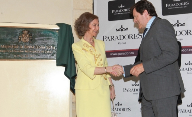 Doña Sofía tras descubrir una placa conmemorativa de la inauguración, saluda al presidente del Principado de Asturias